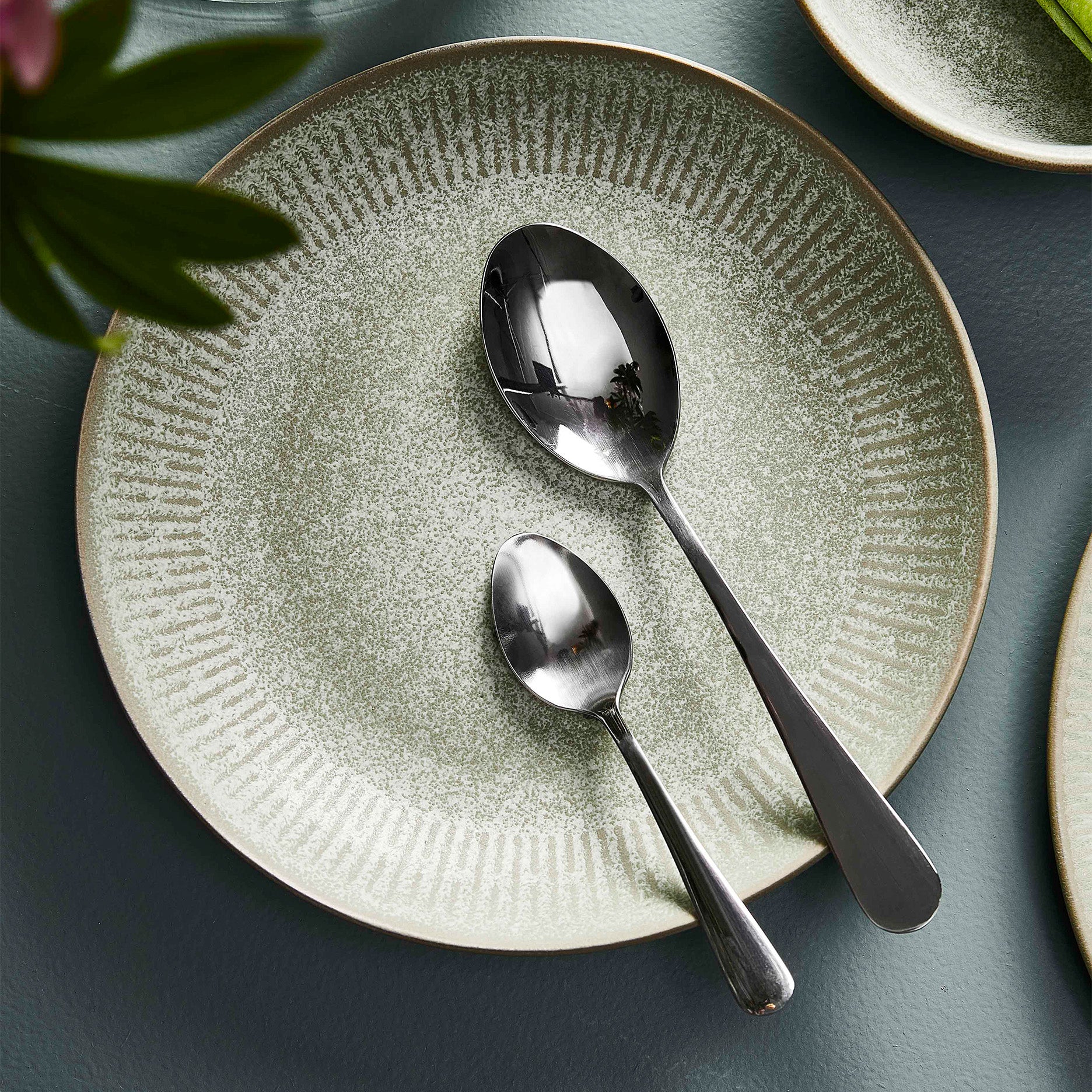 Relief suppetallerken Ø22 cm stentøj grøn